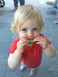 Kind isst Obst, Melone, gesunde Ernährung